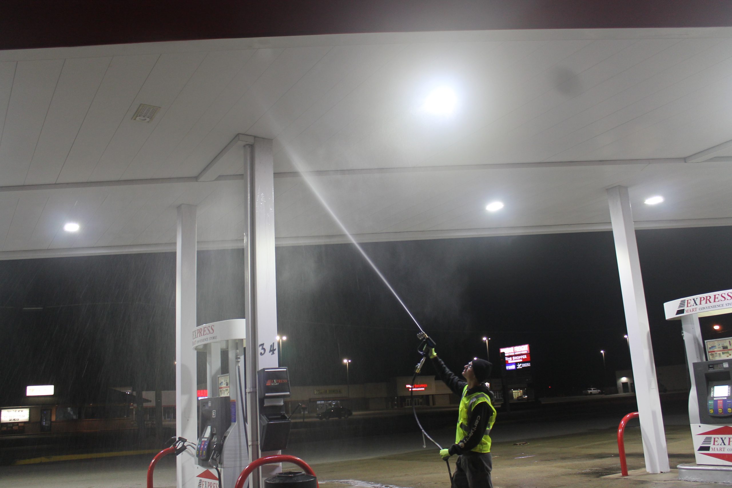 Residential and commercial exterior pressure washing in Traverse City, MI – house washing, siding cleaning, driveways, and building exteriors.